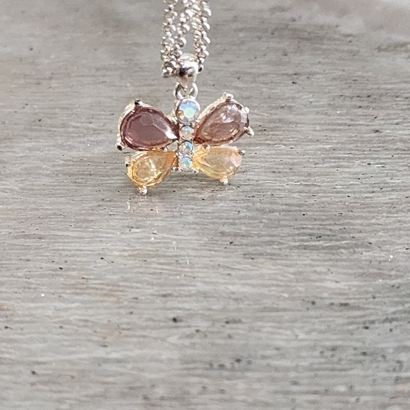 Avon Signed NR Crystal Butterfly Pendant Necklace Silver Tone Green Gold Moth - Picture 2 of 8